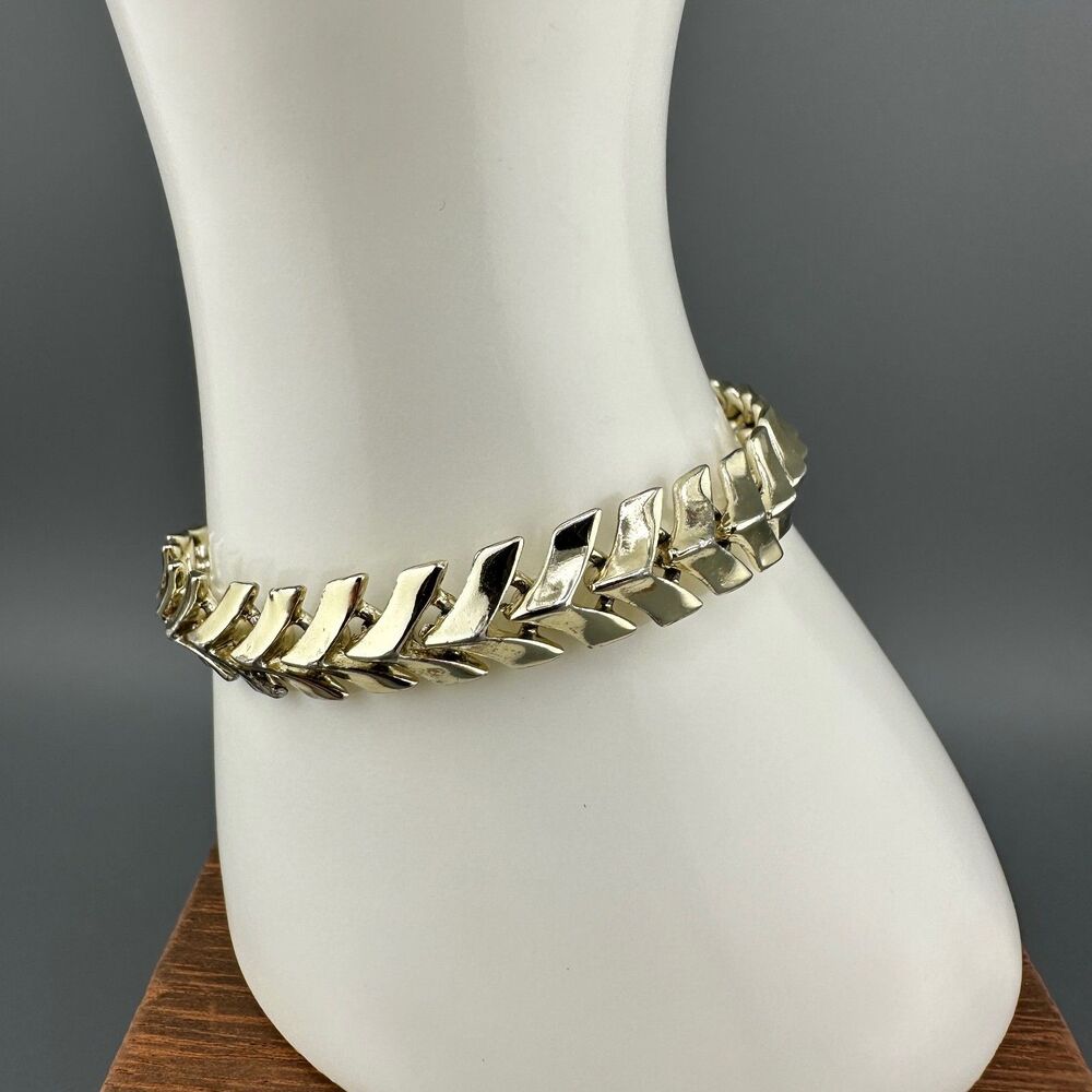 Vintage Coro Bracelet Chevron Pegasus Link Gold Tone Mid Century Modern 6"